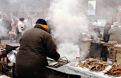 Listvianka, Baikal See: Riesenangebot an gegrilltem Fisch